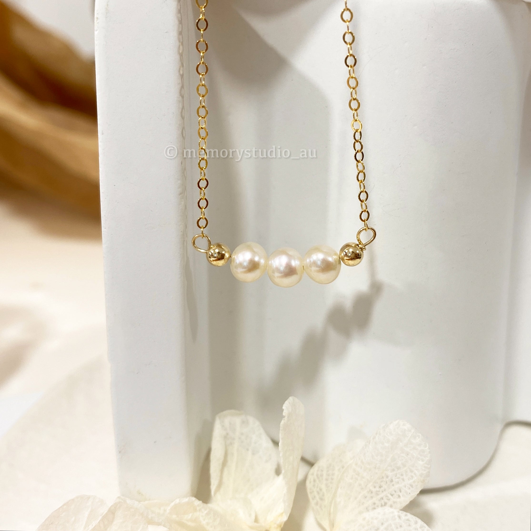 Simple gold chain with shop pearl